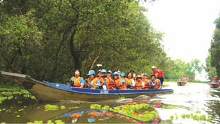 Hào hứng du thuyền ở Trà Sư