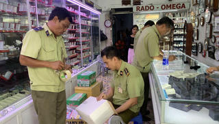 Thu giữ hàng ngàn đồng hồ “nhái” thương hiệu cao cấp Thụy Sĩ