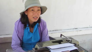 Những “lệ riêng” của người phụ nữ 30 năm cọc cạch gõ chữ bên bờ biển Nha Trang