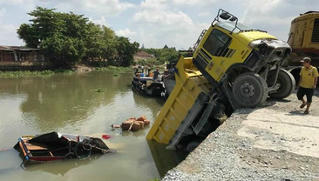 Xe ben trôi dốc nhấn chìm ghe tạp hóa dưới sông