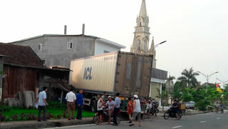 Xe container mất lái lao vào nhà dân lúc rạng sáng