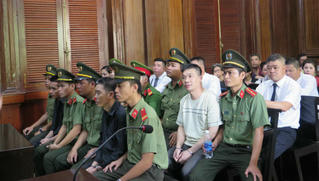 'Người tình' ông trùm ma túy Văn Kính Dương rụt rè đến tòa