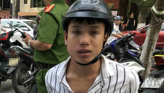 Chạy xe 'tốc độ tử thần' đâm công an rồi tông bị thương người phụ nữ 