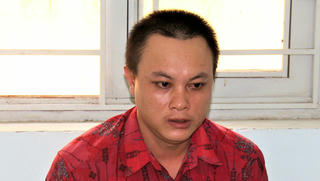 Nhậu say, nam thanh niên tấn công công an rồi chạy vào nhà cố thủ