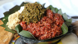 Lạ lùng món thịt sống khoái khẩu tại Ethiopia