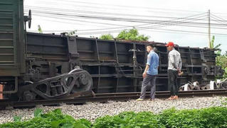Tàu trật bánh bất thường, đường sắt Bắc Nam tê liệt