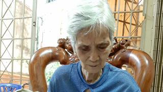 Dì Mười bán nhà mua gạo cứu trợ đồng bào lũ lụt