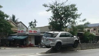 Xe Fortuner mất lái “bay” lên dải phân cách giữa đường