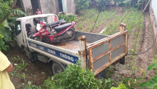 Đứng cửa nhà, cô gái trẻ bị xe cảnh sát giao thông đâm bị thương