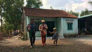 Vì sao luẩn quẩn vòng xoáy 'tín dụng đen'?: Trung tá công an chửi bới đòi nợ giữa đường 
