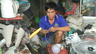 Anh thợ sửa quạt gió giàu nghị lực
