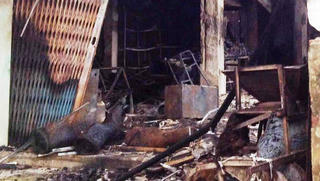 Người đàn ông trẻ đóng kín cửa tự thiêu