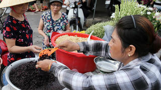 Nhộn nhịp thị trường dịp Tết Đoan Ngọ  