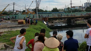 Con trai gào khóc bên thi thể mẹ dưới kênh
