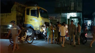 Xe ben tông liên tiếp 2 xe máy, cô gái 19 tuổi tử vong