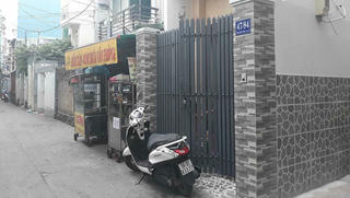 Người phụ nữ tạt chảo dầu sôi vào con gái hàng xóm