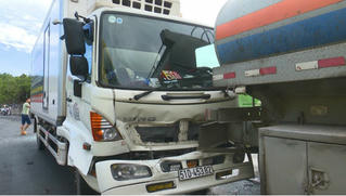 Ô tô cố luồn lách khiến 1 phụ nữ đi xe máy tử vong