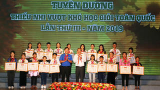 Những bông hoa đẹp trong phong trào thi đua 'dạy tốt, học tốt'