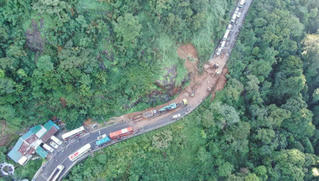 Đèo Bảo Lộc ách tắc gần 20km vì sạt lở đất
