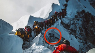 Tắc đường trên… đỉnh Everest