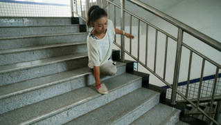 Triết lý sống của cô gái tự 'tỏa sáng' dù mẹ qua đời, bố bỏ đi, mất 2 chân từ năm 6 tuổi