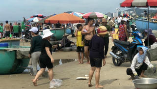 “Chợ nấu ăn” nhếch nhác trên bãi biển Vũng Tàu