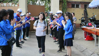 Kết thúc môn thi đầu tiên, nhiều thí sinh phấn khởi, tự tin rời phòng thi