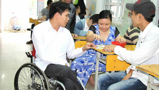 Thầy giáo đi xe lăn lên bục giảng: 'Được sống đã là một món quà'