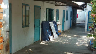 Cô gái đang ngủ bị kẻ lạ đột nhập hiếp dâm, cướp điện thoại?