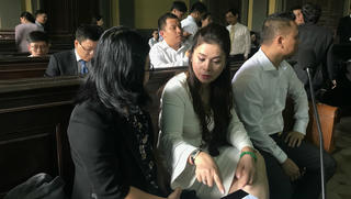 Tài liệu của Trung Nguyên có dấu vết cắt ghép, bà Diệp Thảo đề nghị Tòa chuyển hồ sơ sang công an