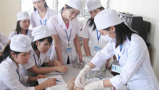 Từ sự cố tại Bệnh viện Đa khoa huyện Đức Thọ (Hà Tĩnh): Ngành Y thiếu hụt nhân lực 