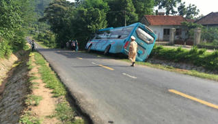 Người phụ nữ bị xe khách cuốn vào gầm, tử vong 