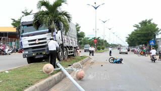 Xe tải leo dải phân cách, tông 2 xe máy khiến một người tử vong