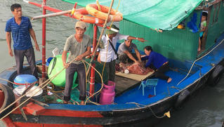 Tìm thấy thi thể bé trai trượt chân rơi xuống biển 