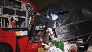 Xe khách và xe tải biến dạng sau va chạm, 2 tài xế chết, nhiều người bị thương