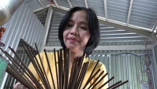Cô giáo xứ dừa sáng chế loại nhang sinh học '2 trong 1'