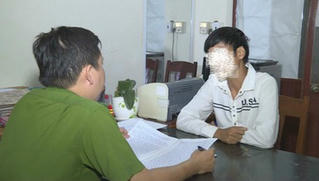 Bé gái 'khai man' tuổi bị gã trai rủ rê 'làm trò vợ chồng'