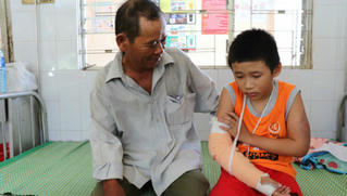 Cậu bé bán vé số bị cướp đánh gãy tay phải chuyển ra Đà Nẵng điều trị