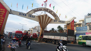 Trụ giữa cổng chào Mỹ Tho bị xe tải đâm nghiêng