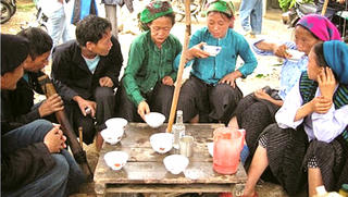 Đói nghèo chui ra từ 'chén rượu'