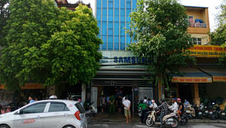 Một cảnh sát rơi từ tầng 2 khi đang chữa cháy