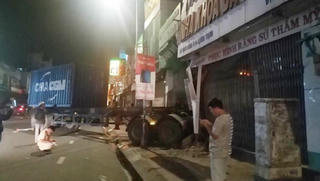 Nửa đêm xe container tông sập tường nhà dân, 4 người thoát nạn
