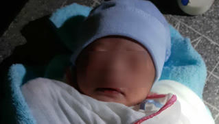 Bé trai còn nguyên dây rốn bị bỏ lại dưới chân cầu trong đêm