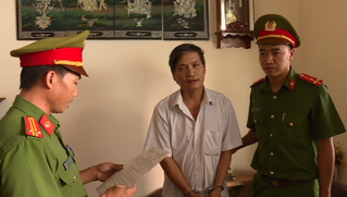 Bố hiếp dâm nữ giúp việc giữa nhà bị con gái phát hiện