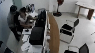 Bắt tên cướp kề dao vào cổ nữ nhân viên cửa hàng ủy quyền của Viettel