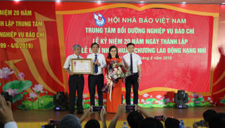 Trung tâm Bồi dưỡng nghiệp vụ báo chí đón nhận Huân chương Lao động hạng Nhì