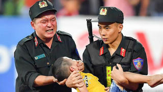 Chiến sỹ CSCĐ cho ngón tay vào miệng cứu bé trai: Hình ảnh đẹp tại sao chỉ trích?