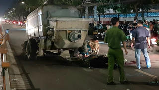 Tông vào máy bơm bê tông giữa đường, hai thanh niên tử vong