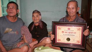 Buồn vui kỷ lục bán... nước lã mưu sinh