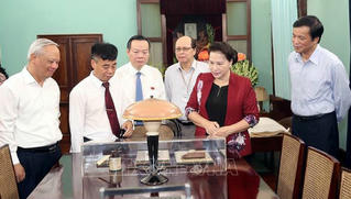 Lãnh đạo Quốc hội dâng hương tưởng niệm Chủ tịch Hồ Chí Minh